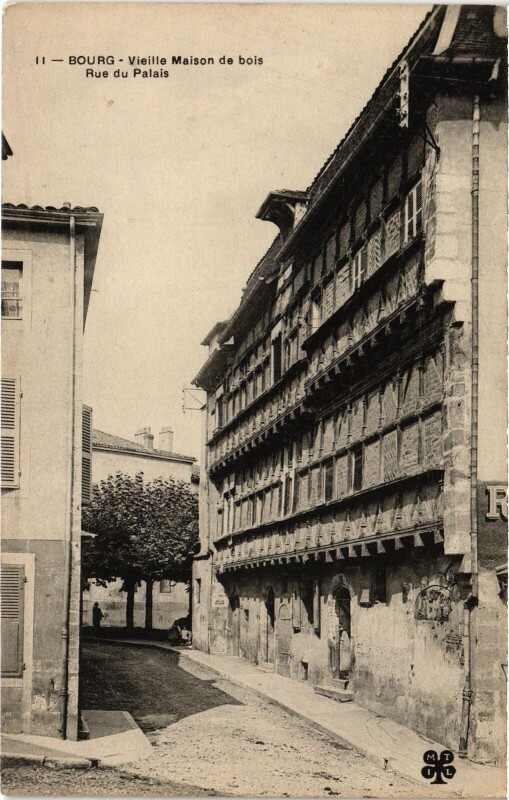 Carte postale ancienne Bourg en Bresse Vieille Maison de bois Rue du Palais à Bourg-en-Bresse