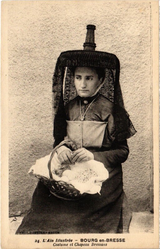 Carte postale ancienne Bourg en Bresse Costume et chapeau bressans à Bourg-en-Bresse