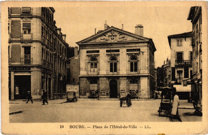 Carte postale ancienne Bourg en Bresse Place de l'Hotel de Ville à Bourg-en-Bresse