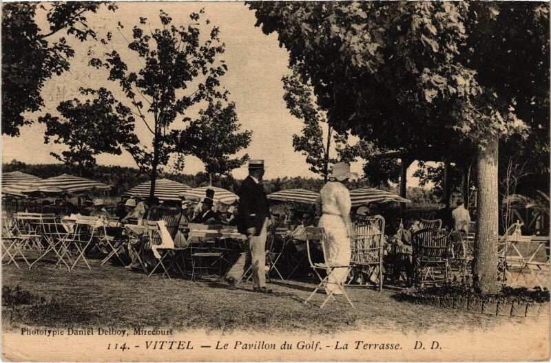 Carte postale ancienne Vittel Pavillon du Golf La terrasse à Vittel