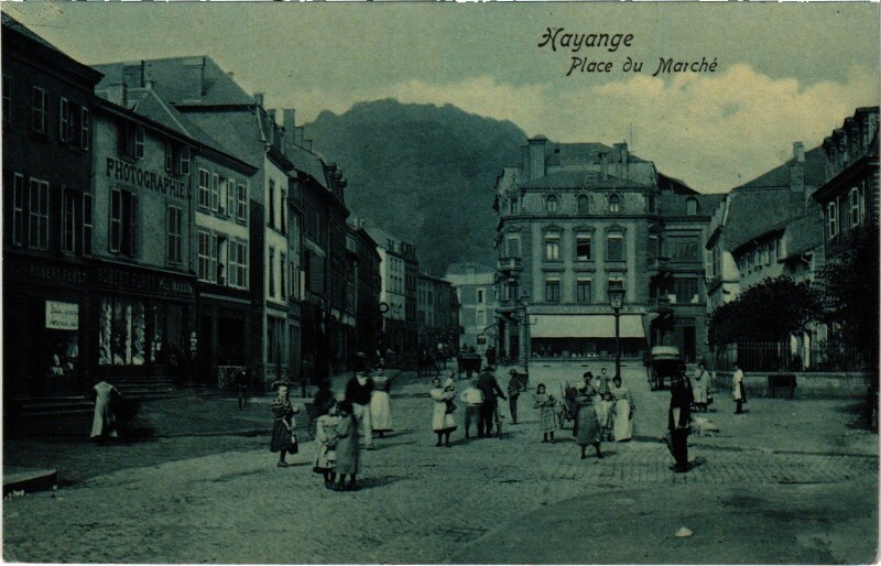 Carte postale ancienne Hayange Place du Marché à Hayange