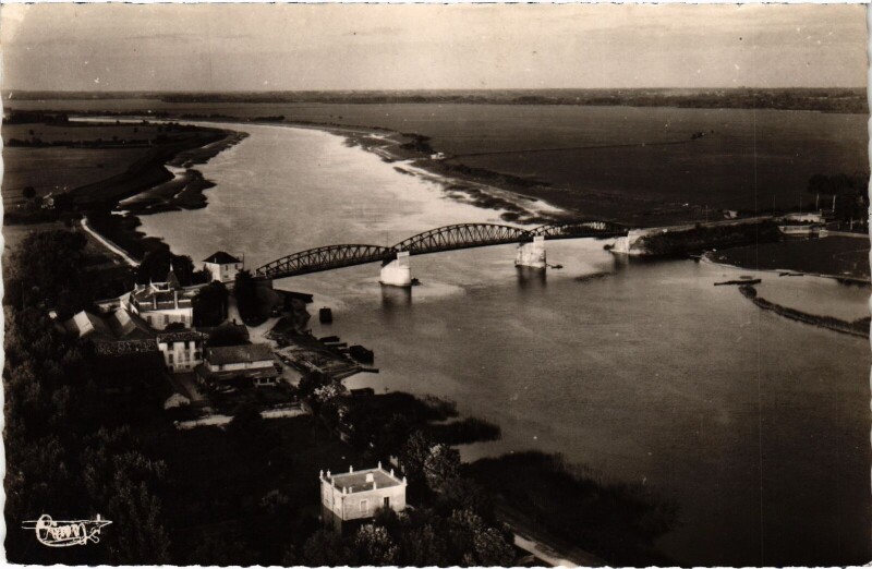 Carte postale ancienne Pont de Vaux vue aerienne La Saone et le Pont à Pont-de-Vaux