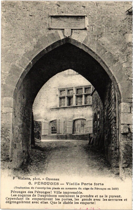 Carte postale ancienne Perouges vieille porte forte