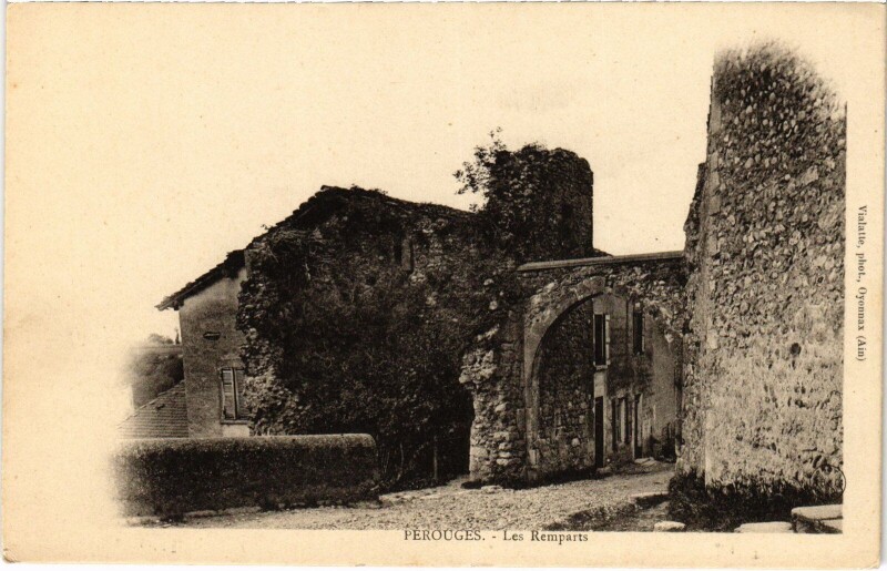 Carte postale ancienne Perouges Les Remparts