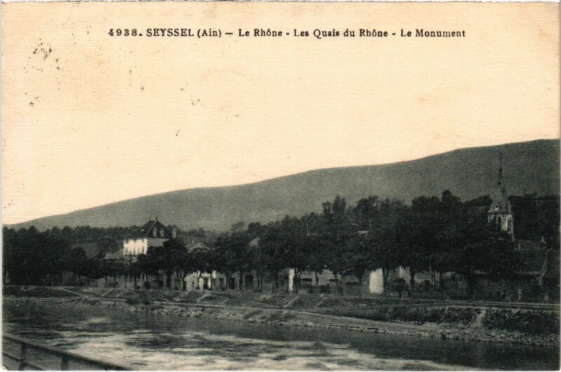 Carte postale ancienne Seyssel Les Quais du Rhone Le Monument à Seyssel