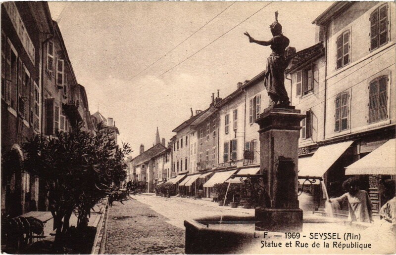 Carte postale ancienne Seyssel Statue et Rue de la Republique à Seyssel