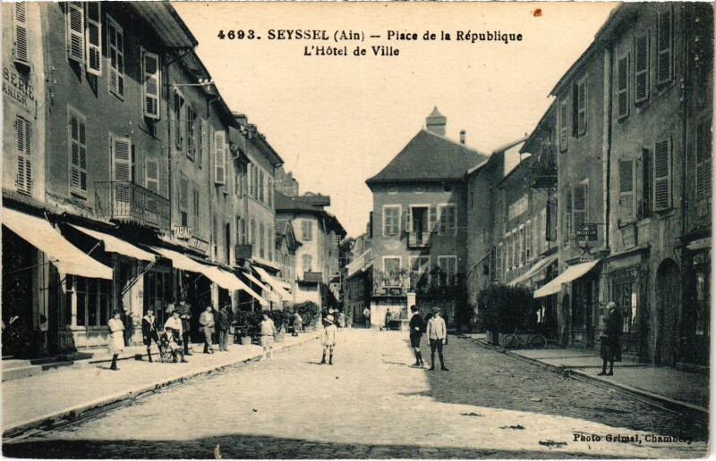 Carte postale ancienne Seyssel Place de la Republique Hotel de Ville à Seyssel