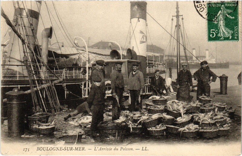 Carte postale ancienne Boulogne-sur-Mer Arrivée du Poisson à Boulogne-sur-Mer