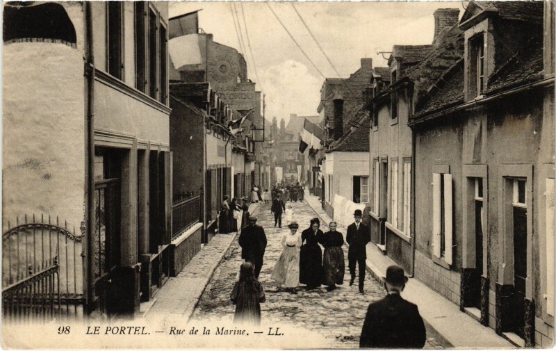 Carte postale ancienne Le Portel Rue de la Marine au Portel