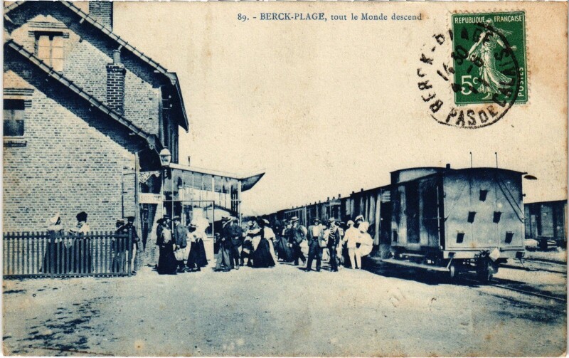 Carte postale ancienne Berck-Plage tout le monde descend La Gare à Berck