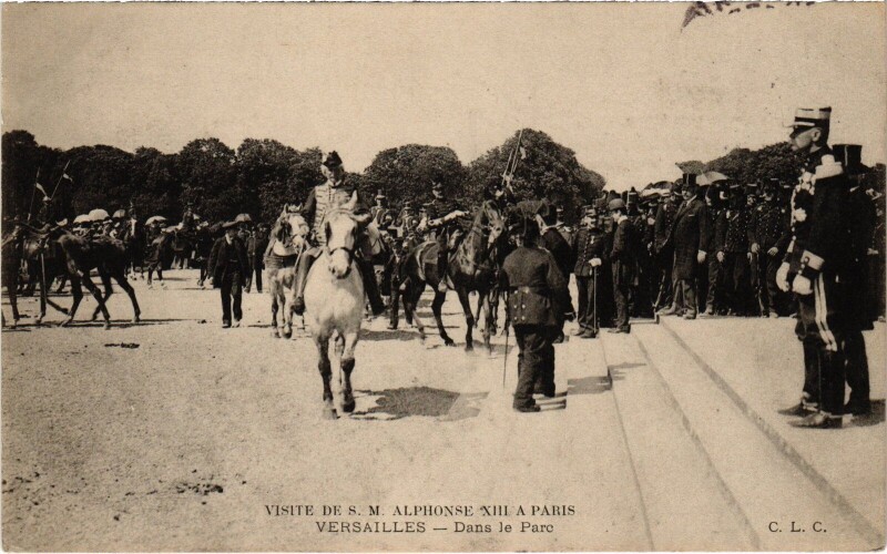 Carte postale ancienne Royalty Visite Alphonse Xiii Versailles Dans le Parc à Versailles