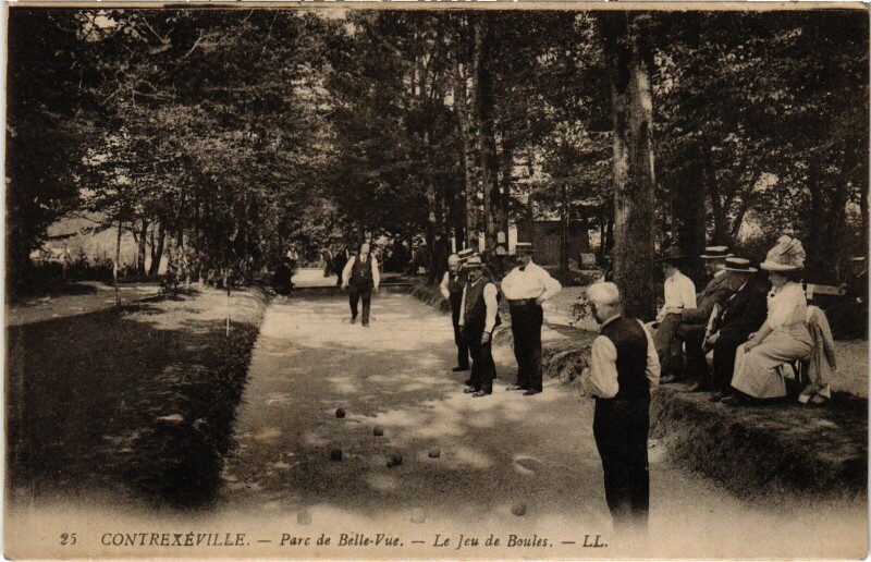 Carte postale ancienne Contrexéville Parc de Belle-Vue Jeu de Boules à Contrexéville
