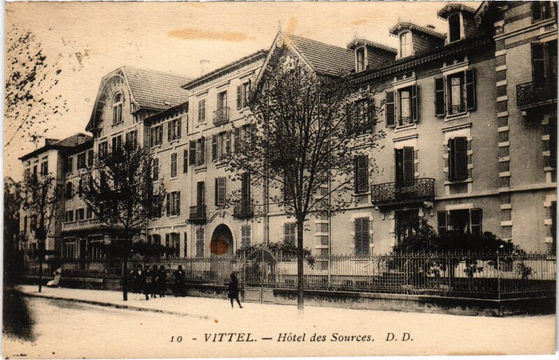 Carte postale ancienne Vittel Hotel des Sources à Vittel