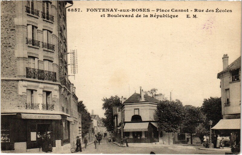 Carte postale ancienne Fontenay-aux-Roses Place Carnot Rue des Ecoles à Fontenay-aux-Roses
