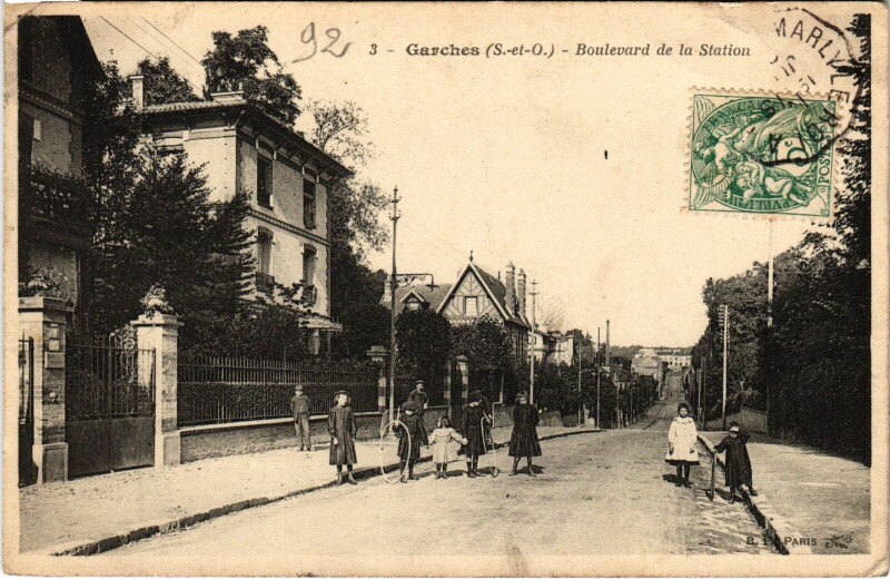Carte postale ancienne Garches Boulevard de la Station à Garches