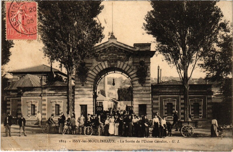 Carte postale ancienne Issy-les-Moulineaux Sortie de l'Usine Gévelot à Issy-les-Moulineaux