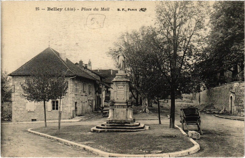 Carte postale ancienne Belley Place du Mail à Belley