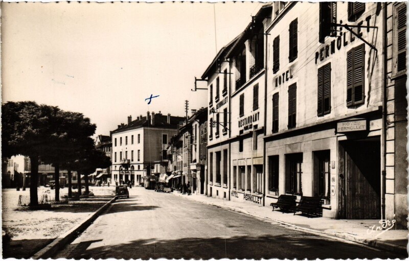 Carte postale ancienne Belley Place de la Victoire à Belley