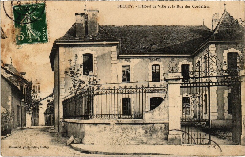 Carte postale ancienne Belley Hotel de Ville et la Rue des Cordeliers à Belley