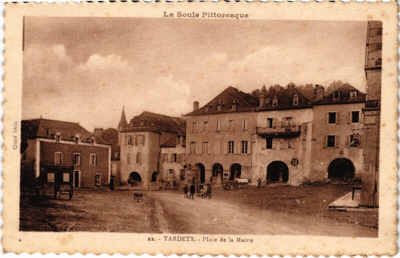 Carte postale ancienne La Soule Tardets Place de la Mairie