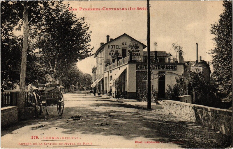 Carte postale ancienne Pyrénées-Centrales Lourdes Entrée de la Station et Hotel de Paris à Lourdes