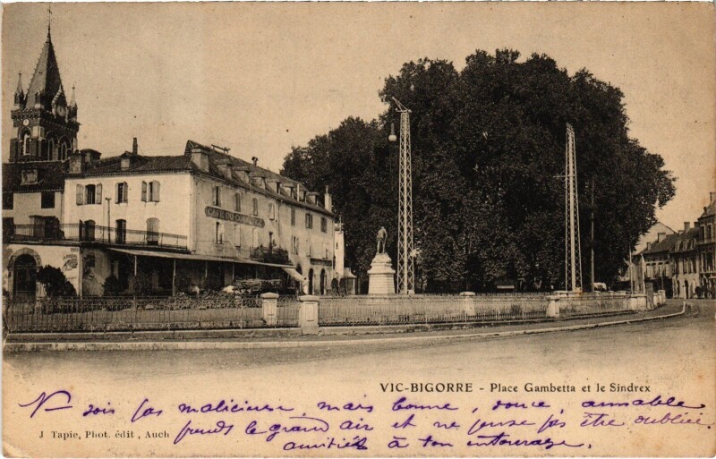 Carte postale ancienne Vic-Bigorre Place Gambetta et le Sindrex