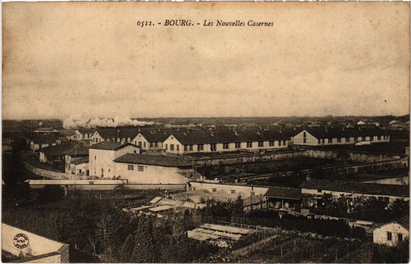 Carte postale ancienne Bourg en Bresse Les Nouvelles Casernes à Bourg-en-Bresse