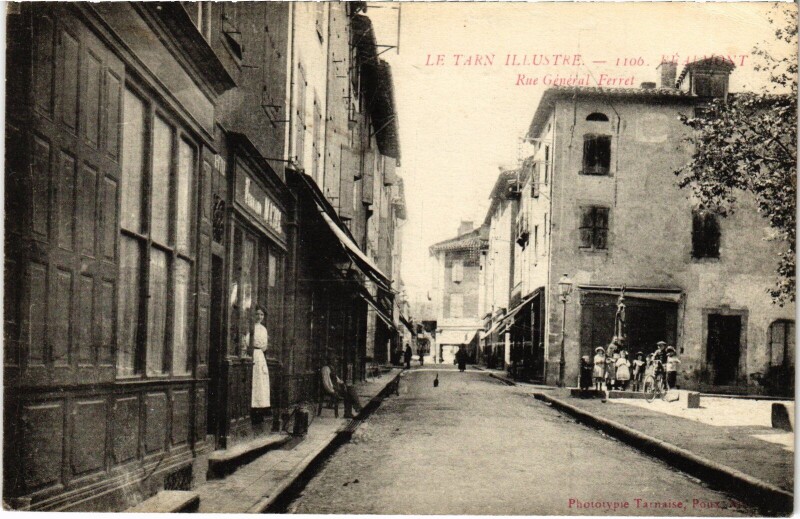 Carte postale ancienne Le Tarn Réalmont rue Général Ferret à Réalmont