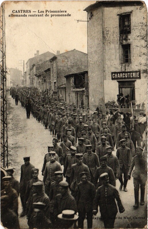 Carte postale ancienne Castres Les Prisonniers allemands rentrant à Castres