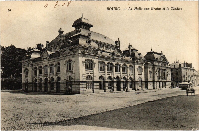 Carte postale ancienne Bourg en Bresse La Halle aux Grains et le Theatre à Bourg-en-Bresse