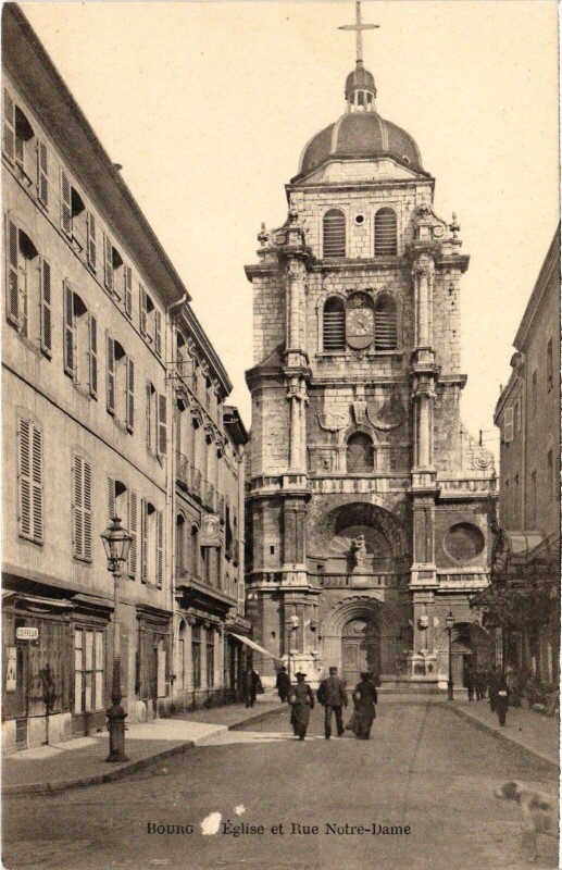 Carte postale ancienne Bourg en Bresse Eglise et Rue Notre Dame à Bourg-en-Bresse