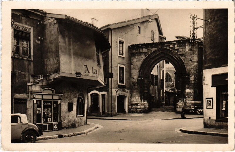 Carte postale ancienne Bourg en Bresse Place Edgard Quinet Porte des Jacobins à Bourg-en-Bresse