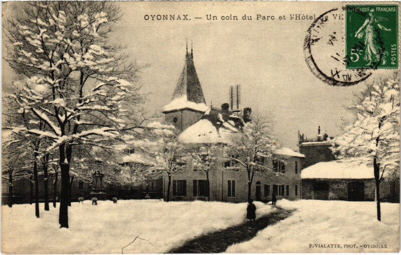 Carte postale ancienne Oyonnax un coin du Parc et Hotel de Ville à Oyonnax