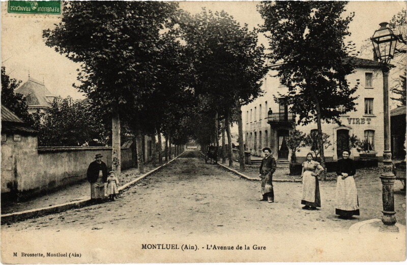Carte postale ancienne Montluel Avenue de la Gare à Montluel