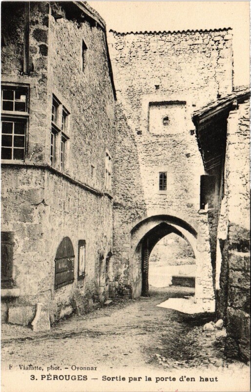 Carte postale ancienne Perouges Sortie par la porte d'en haut