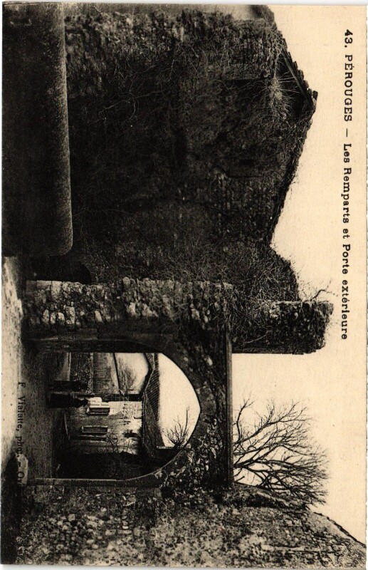 Carte postale ancienne Perouges Les Remparts et Porte exterieure