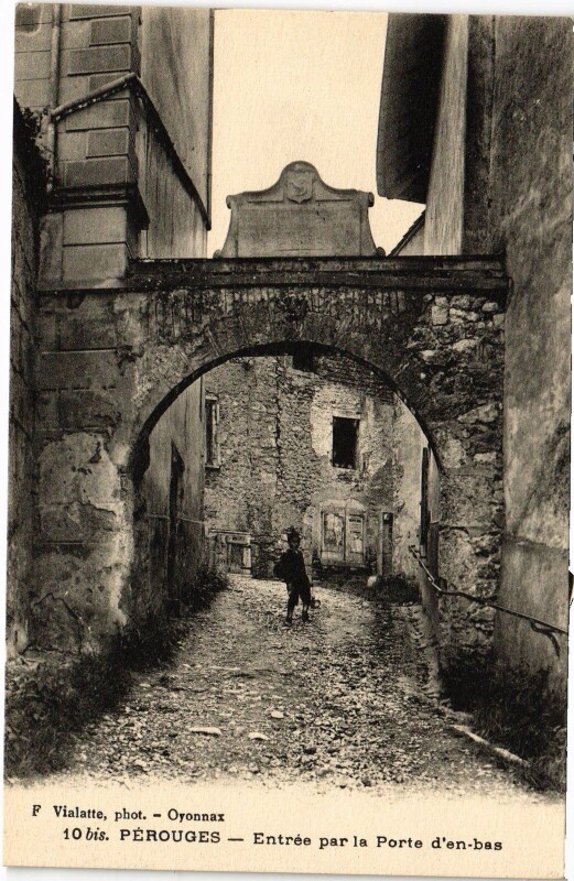 Carte postale ancienne Perouges Entree par la Porte d'en bas