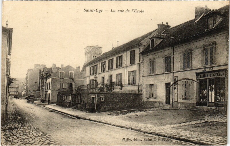 Carte postale ancienne Saint-Cyr rue de l'Ecole
