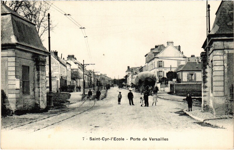 Carte postale ancienne Saint-Cyr-l'Ecole porte de Versailles à Versailles