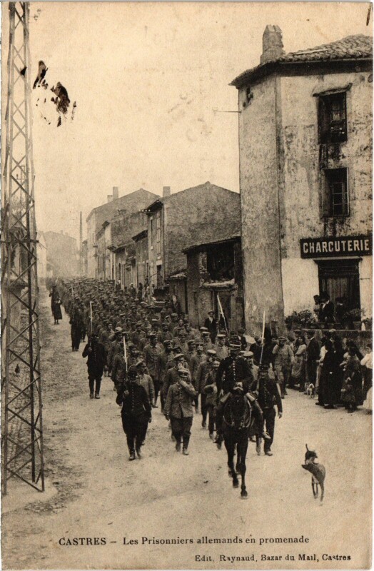 Carte postale ancienne Castres Les Prisonniers allemands en promenade à Castres