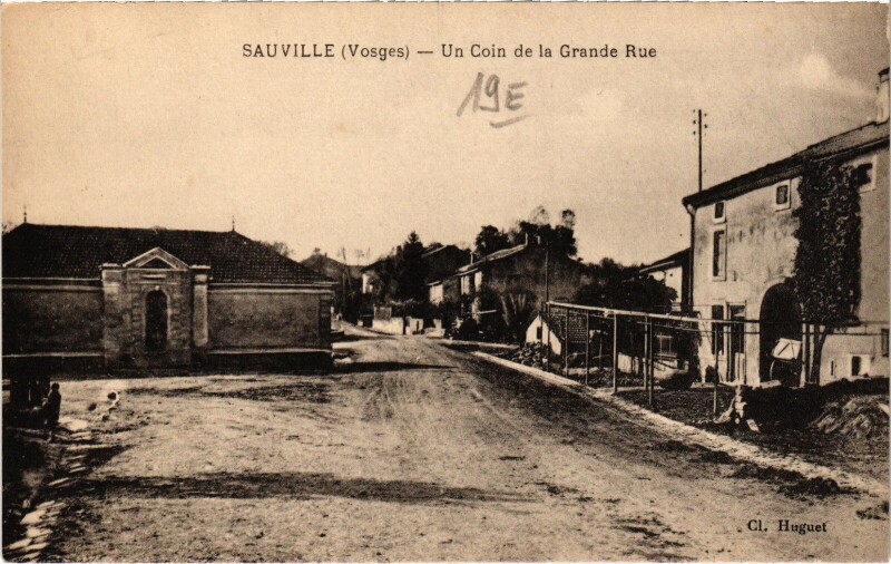 Carte postale ancienne Sauville Un coin de la Grande rue à Grand