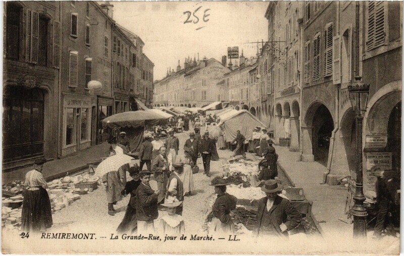 Carte postale ancienne Remiremont Grande Rue jour du marché à Grand