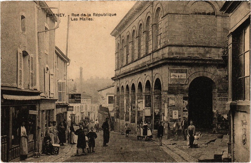Carte postale ancienne Darney Rue de la République Les Halles à Darney