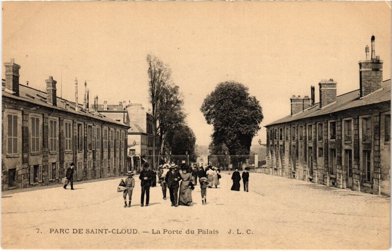 Carte postale ancienne Parc de Saint-Cloud Porte du Palais à Saint-Cloud