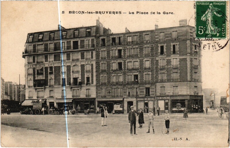 Carte postale ancienne Becon-les-Bruyeres Place de la Gare