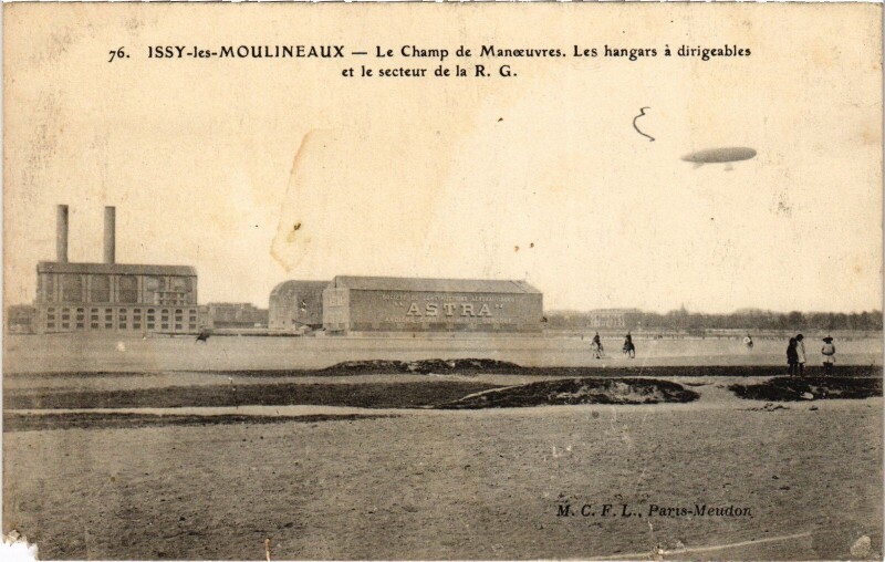 Carte postale ancienne Aviation Dirigeable Issy-les-Moulineaux Champ de Manoeuvre hangar à Issy-les-Moulineaux