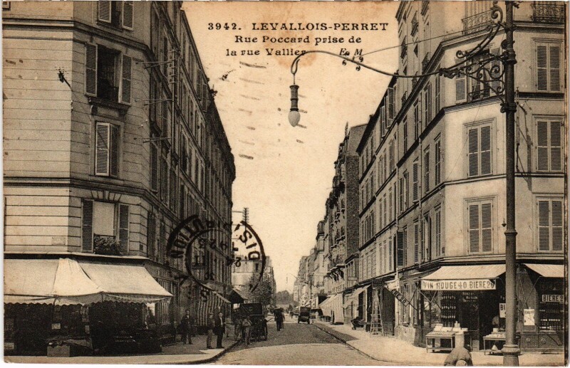 Carte postale ancienne Levallois-Perret Rue Poccard prise de la rue Vallies à Levallois-Perret