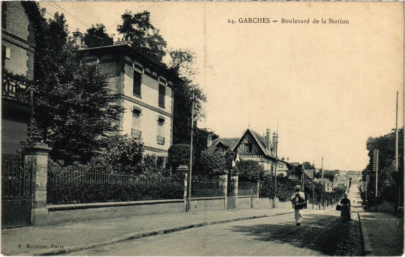 Carte postale ancienne Garches Boulevard de la Station à Garches