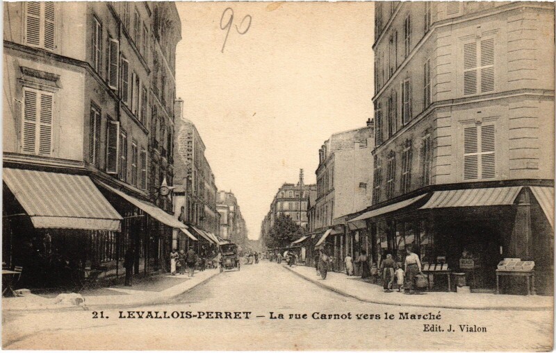 Carte postale ancienne Levallois-Perret Rue Carnot vers le Marché à Levallois-Perret