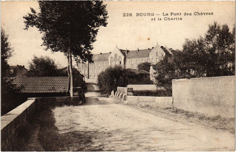Carte postale ancienne Bourg en Bresse Pont des Chevres et la Charite à Bourg-en-Bresse